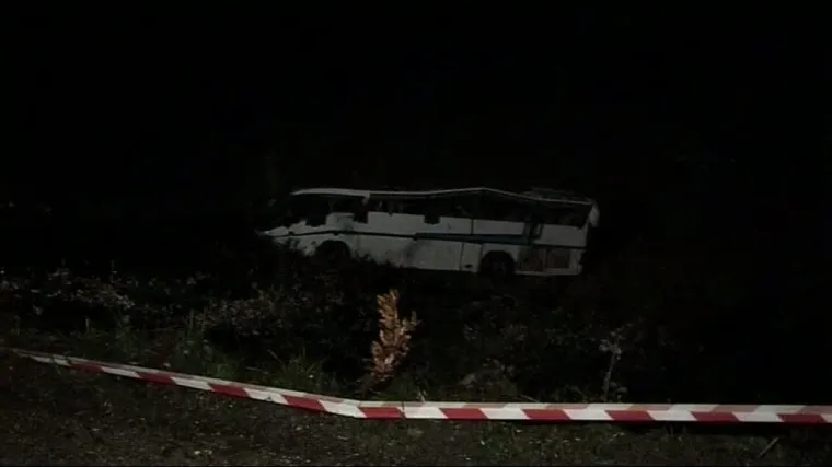 Pričao na mobitel pa survao bus u provaliju