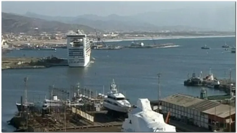 Požar na kruzeru punom putnika