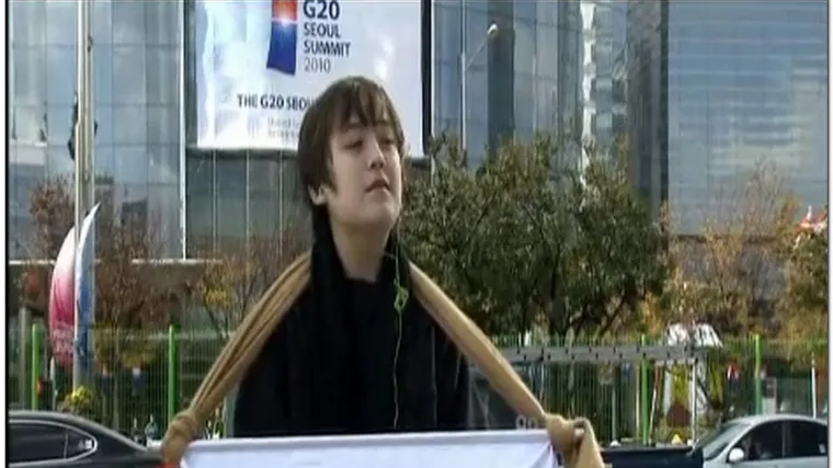 Dječak prosvjeduje protiv svjetskih moćnika