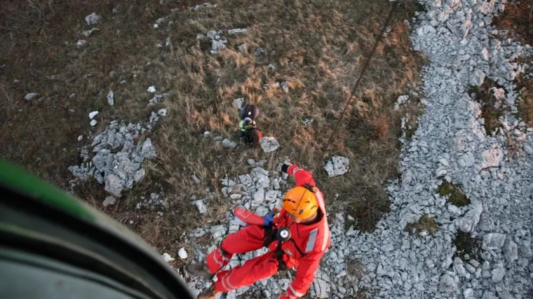 Paraglajdera izvlačili iz minskog polja