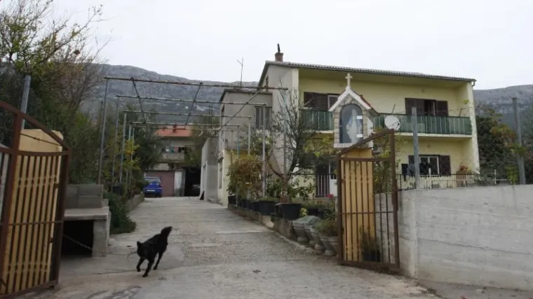 Prijetila bombom i tražila povrat duga