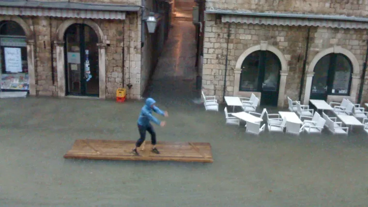 Bujica nosila ljude po Dubrovniku