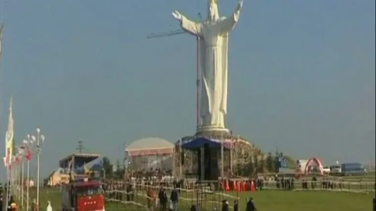 Posvetili glomazni kip Isusa