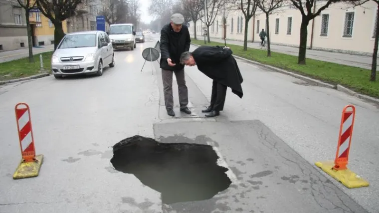 U Karlovcu se otvorila zemlja