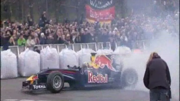 Vettel izvodio vratolomije u bolidu