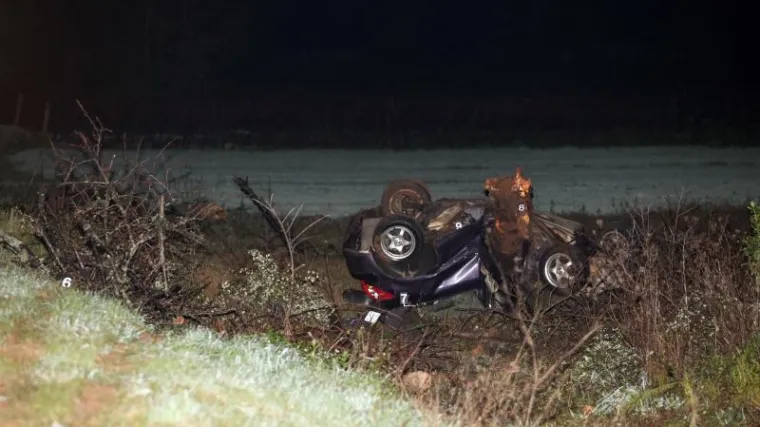 Autom se zabili u stablo i poginuli