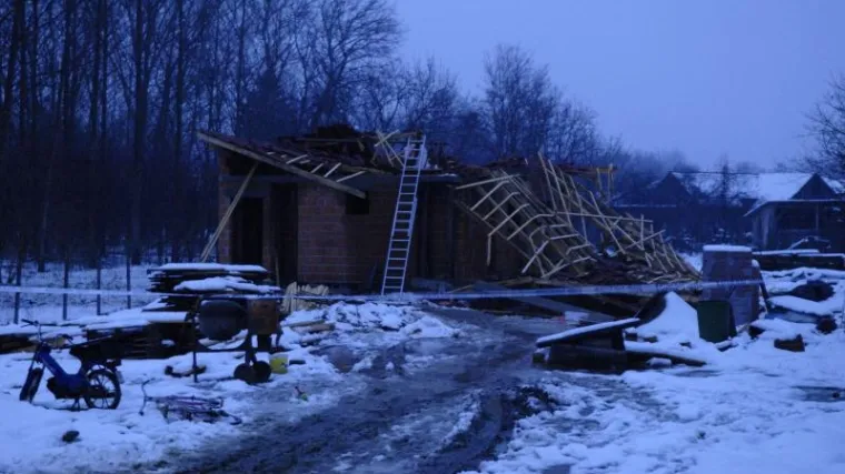 Krov pao i ozlijedio tri osobe