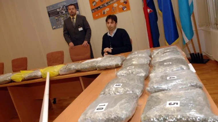 Na autocesti usred mećave pali s 26 kg "trave"