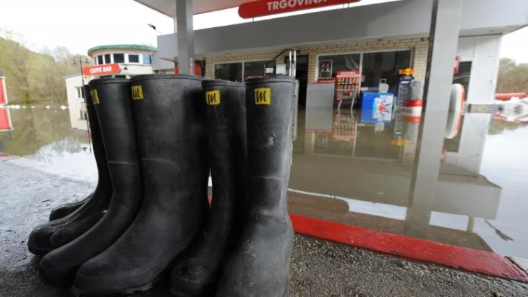 Kninjani u vodi do koljena