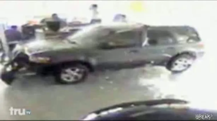 Nezadovoljni kupac razvalio autosalon