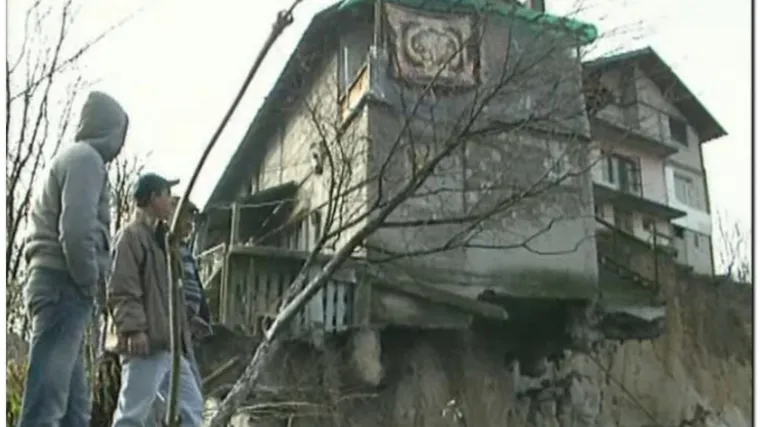 Kuća potonula dva kata u zemlju