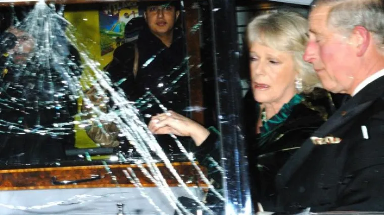 Prosvjednici napali princa Charlesa i Camillu