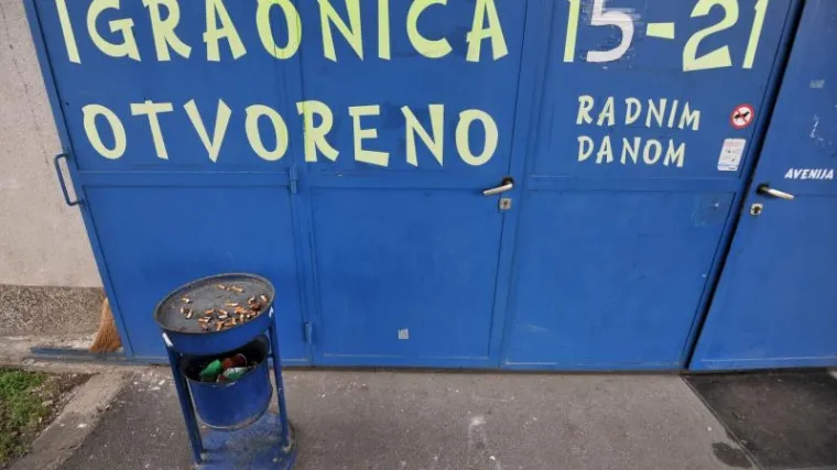 Pucali na Velesajmu, metak prozujao pored djece