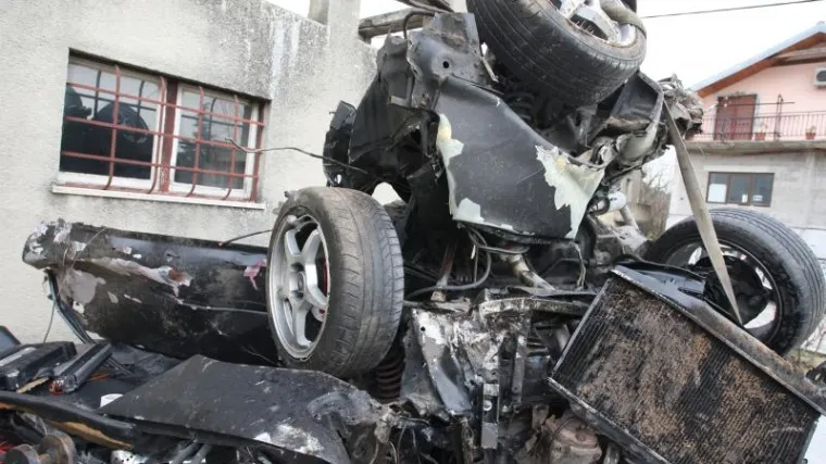 Autom tresnuli u kuću