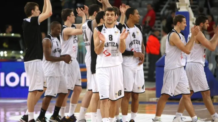 Kamenovan autobus s ko&scaron;arka&scaron;ima Partizana