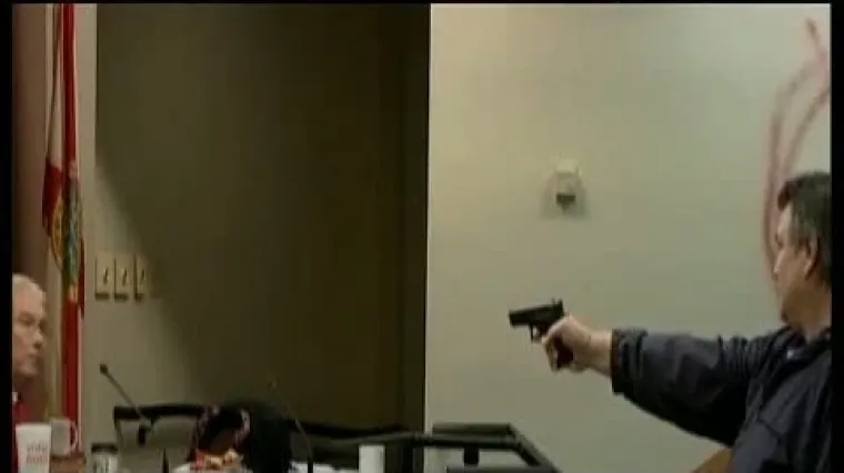 &Scaron;OKANTNI VIDEO: Pucao na članove odbora pa se ubio