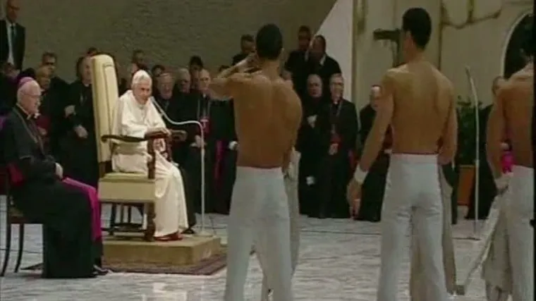 Papa netremice gledao u polugole mu&scaron;karce