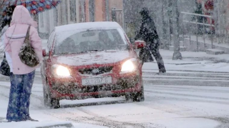 Led okovao svjetionik, u Tisnom smrznulo more