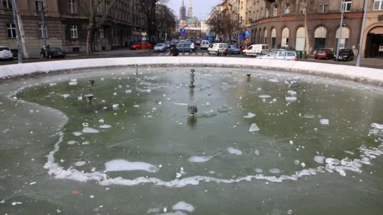 Zaledila se fontana kod HDZ-a