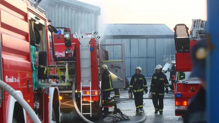 Dječaci palili posudu s benzinom pa zapalili kuću