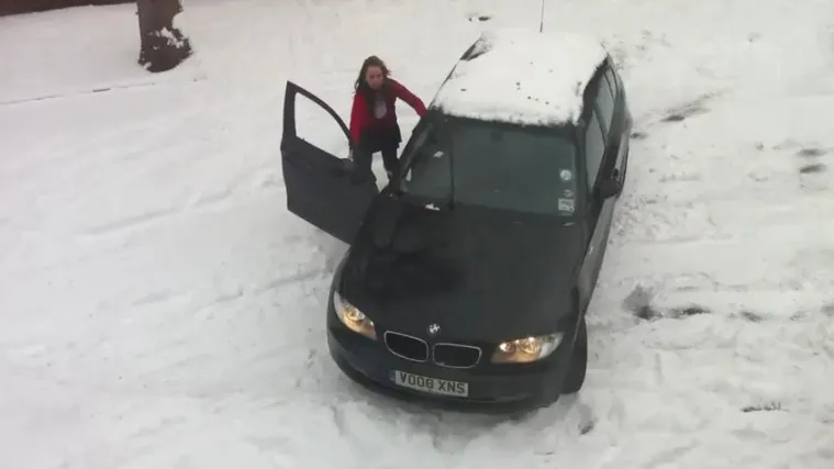 Britanka pokazala "umijeće" parkiranja na snijegu