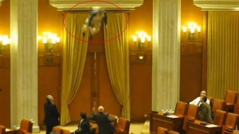 &Scaron;OKANTAN VIDEO: Bacio se s balkona u parlamentu