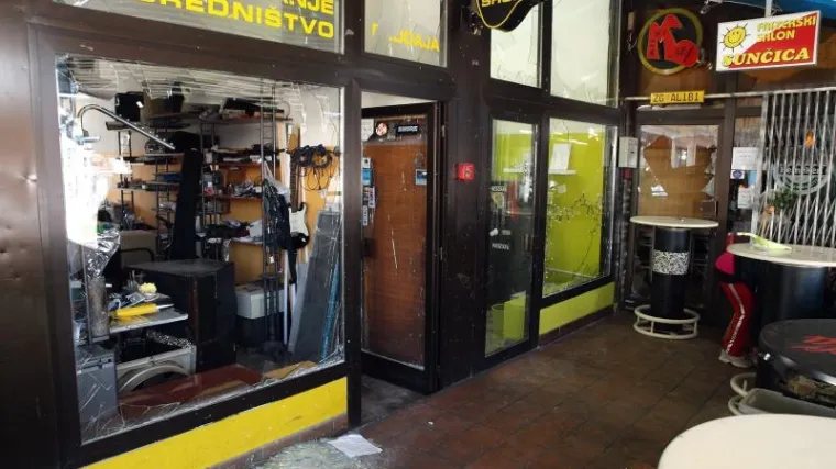 Bacio bombu na terasu kafića