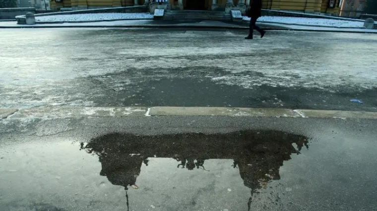 Vi&scaron;e od 100 ljudi se polomilo na ledu