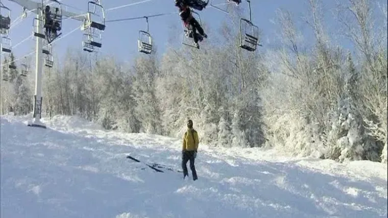 Sat i pol zarobljeni na žičari