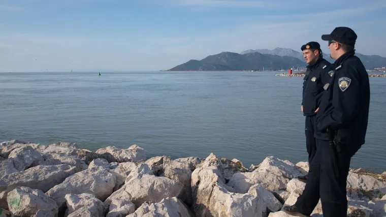 Autom sletio u Neretvu