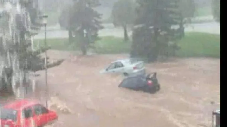 Nezaustavljiva bujica nosi sve pred sobom