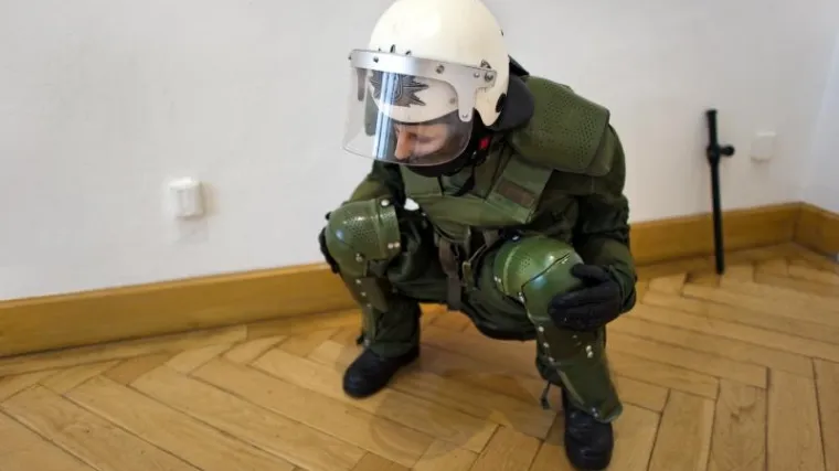 Skulptura policajke koja urinira