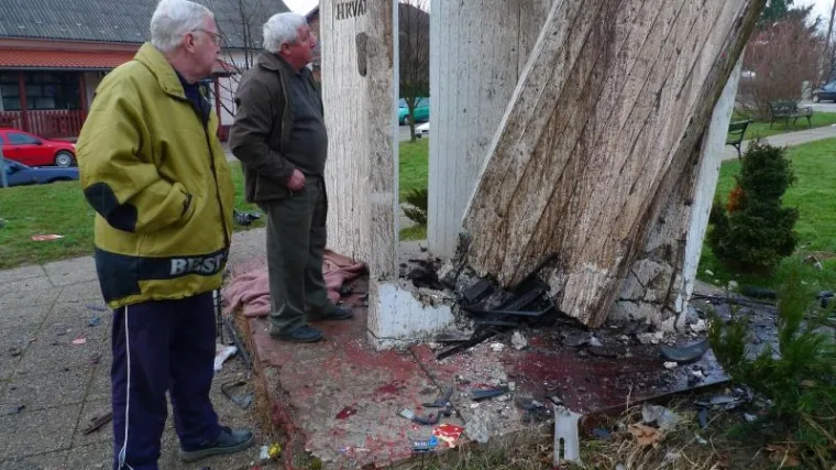 Autom se zabili u spomenik - poginula dva mladića