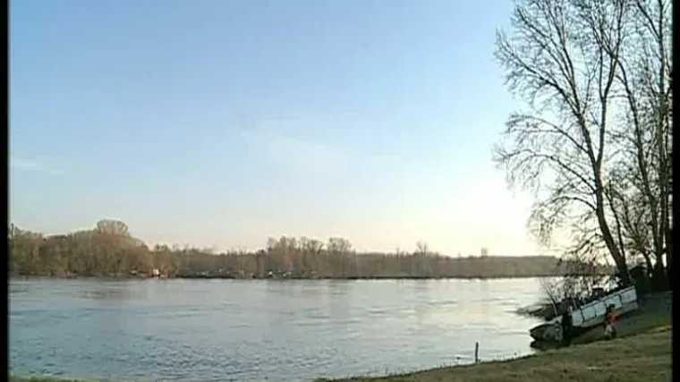 Dunavom dolazi vodni val