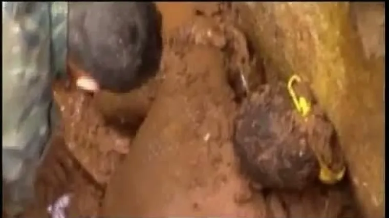 Preživio pod debelim slojem blata i ru&scaron;evina