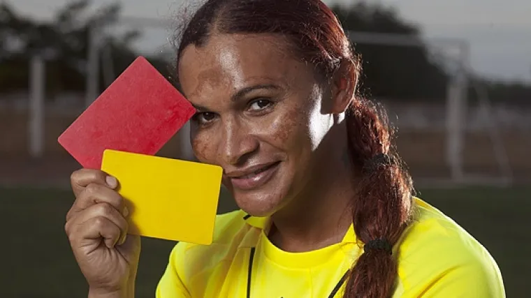 Brazilski nogometni sudac po noći postaje žena