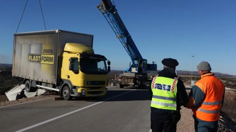 Bura prevrnula &scaron;leper