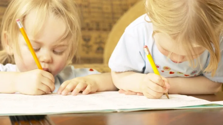 Monstruozni otac: Blizanke počivaju u miru