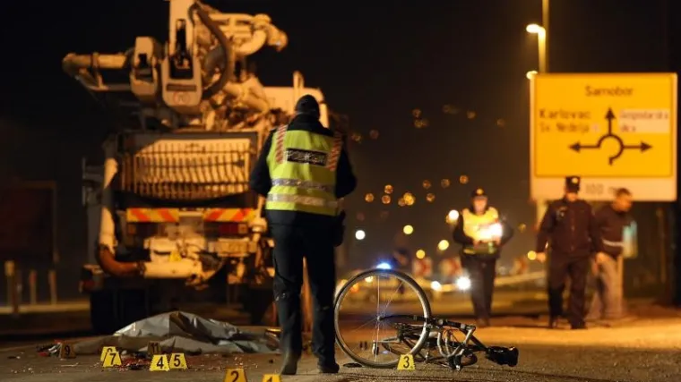 Biciklist podletio pod kamion dizalicu