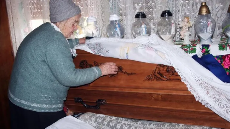 12 godina spava uz vlastiti lijes