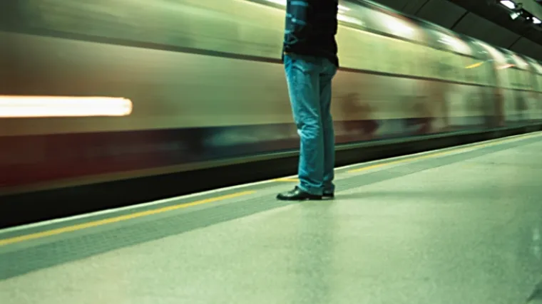 Poginuli tijekom vožnje na krovu vlaka