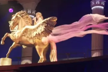 Božica Kylie zajahala Pegaza