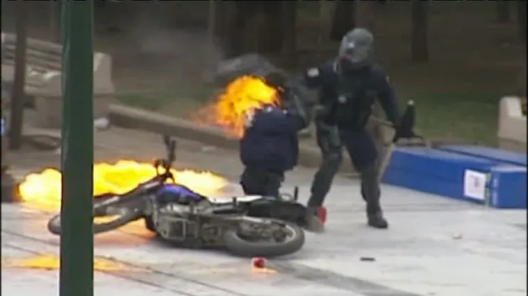 Grčki prosvjednici zapalili policajca