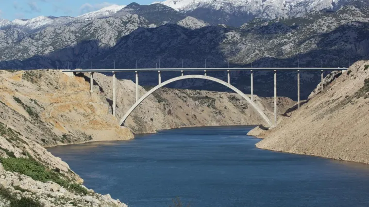 Olujna bura zatvorila ceste