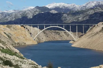 Olujna bura zatvorila ceste