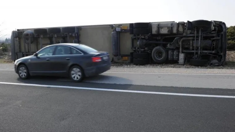 Bura okreće prikolicu kao igrčaku