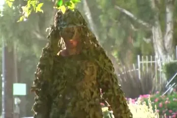 Maskirani šaljivac straši ljude po gradu