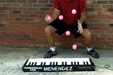 Žongler lopticama svira glazbu