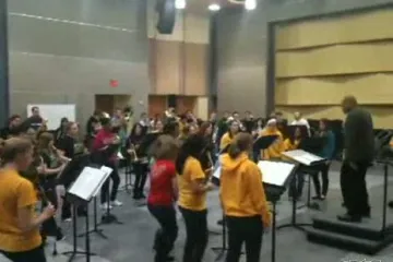 Školski orkestar svira Rage against the machine