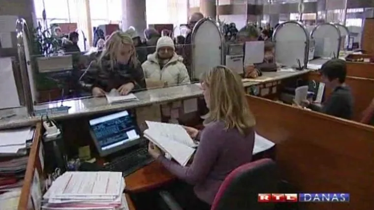 Državni službenici protiv Vlade